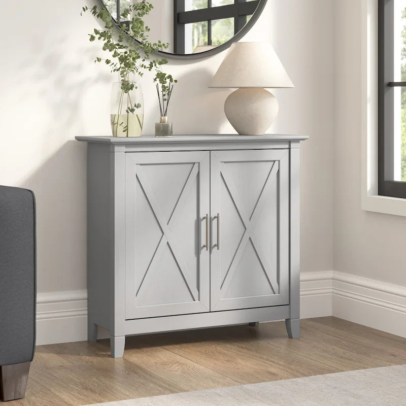 Meuble de rangement à 2 portes de style ferme avec motifs en X et étagère réglable – Gris Cape Cod / Gris délavé / Chêne blanc pur, pour 1 personne