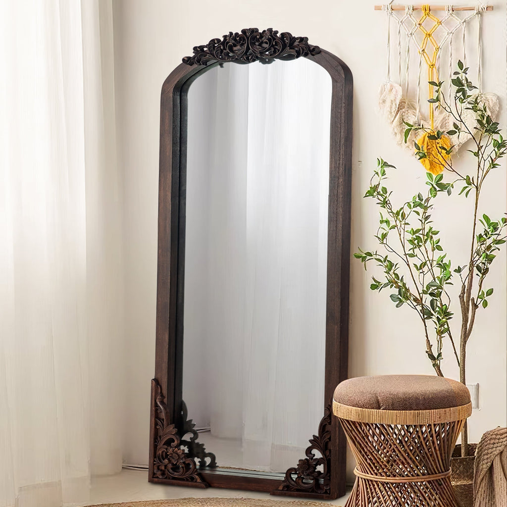 Miroir sur pied en bois massif sculpté en plein cintre