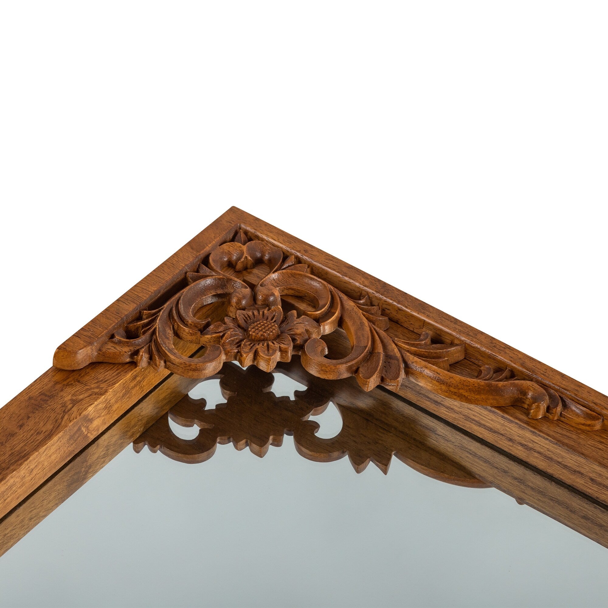 Miroir sur pied en bois massif sculpté en plein cintre