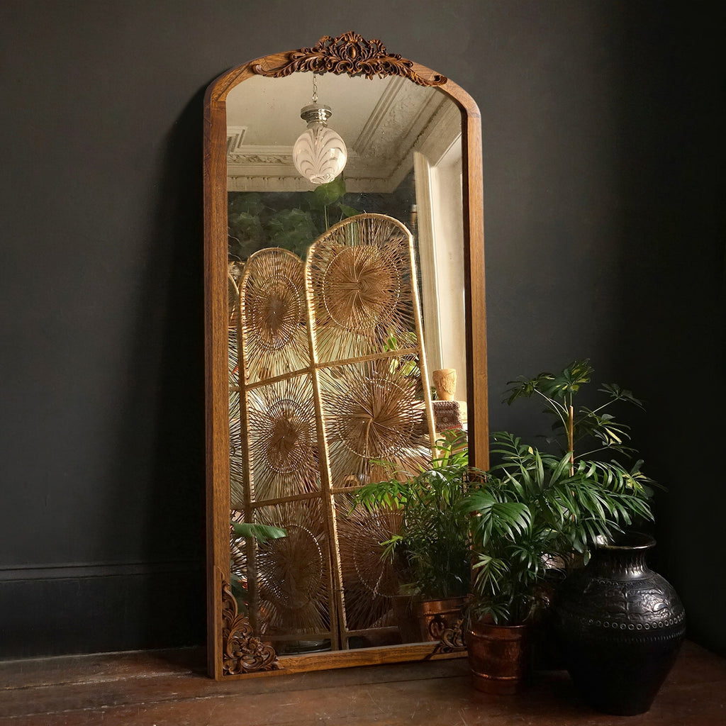 Miroir sur pied en bois massif sculpté en plein cintre