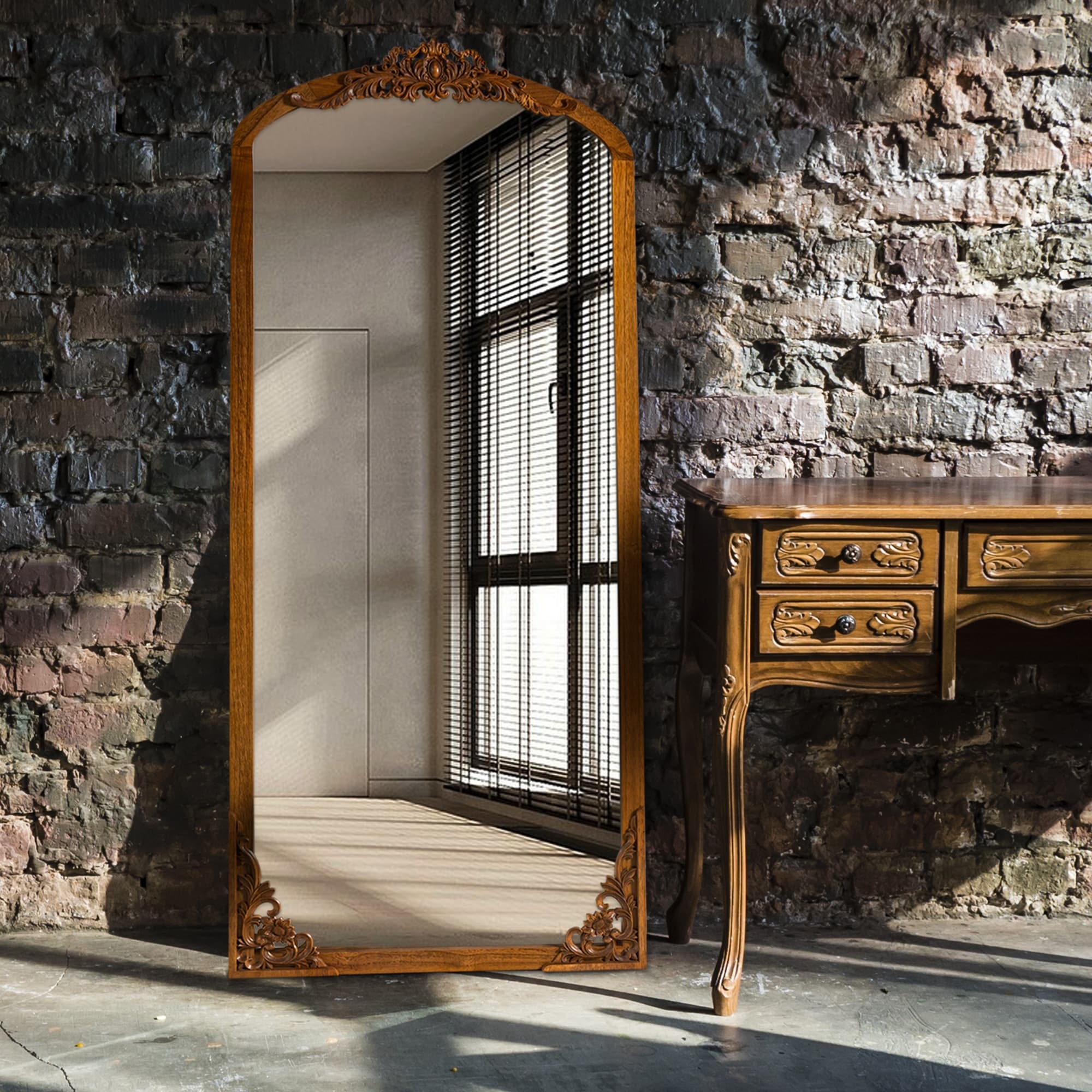 Miroir sur pied en bois massif sculpté en plein cintre